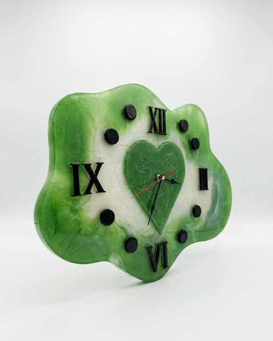 Ceas de Perete Artizanal „Emerald Heart” – Formă Organică și Design Abstract