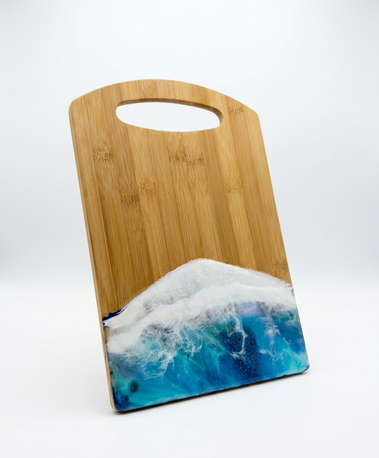Tocător și Platou Artizanal „Deep Azure Wave” – Bambus & Rășină