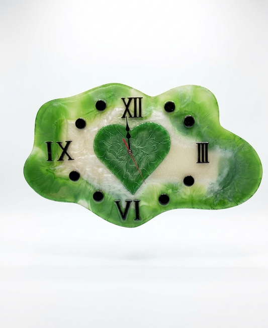 Ceas de Perete Artizanal „Emerald Heart” – Formă Organică și Design Abstract